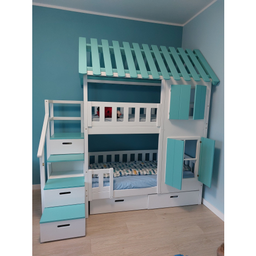 Køjeseng med trappe og vinduer